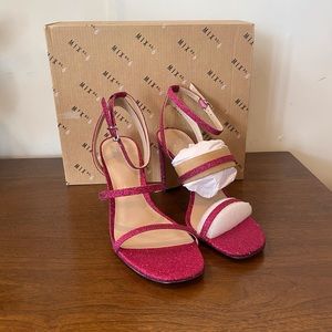 NIB Mix No. 6 Fuchsia Dorothy Glitter Pump